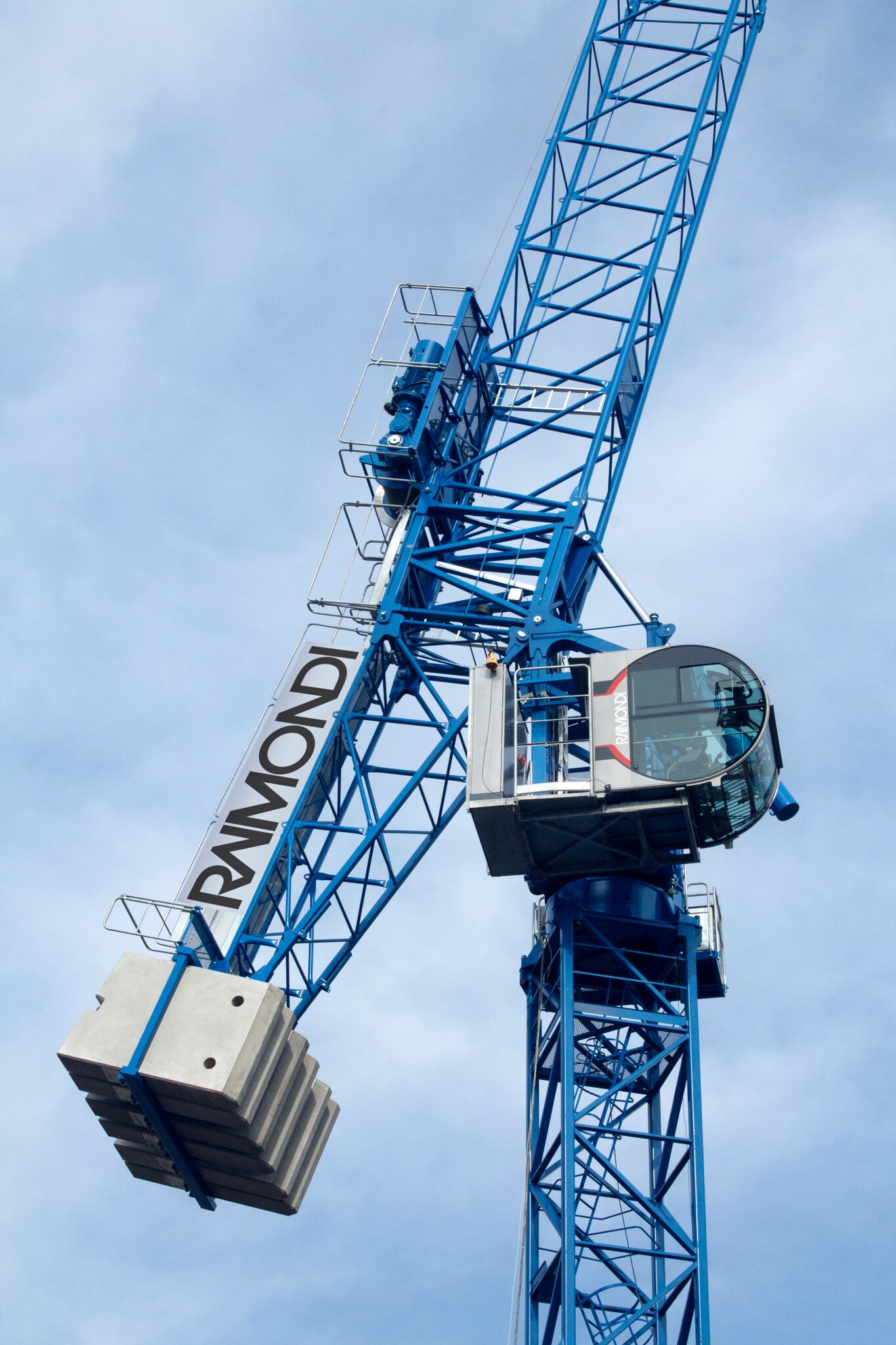 Looking for a crane to hire? Saddle jib tower crane