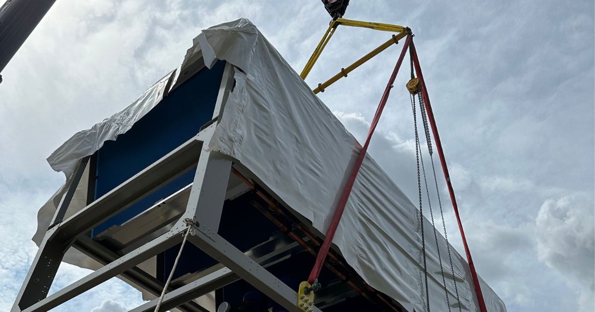 featured image for a blog about what is a contract lift showing a heavy object being lifted